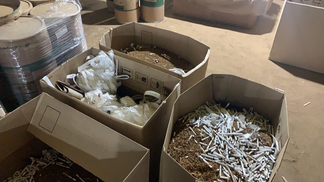 Foto 13 de 26 — Fábrica clandestina produzia milhares de cigarros por dia em Araraquara; Veja fotos